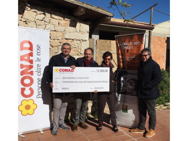 Conad dona 12.500 euro all’associazione la casa di Toti