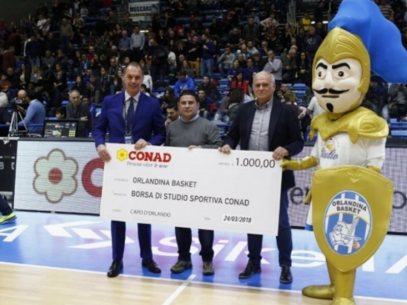 Conad dona una borsa sport alla giovanile Betaland Capo d'Orlando