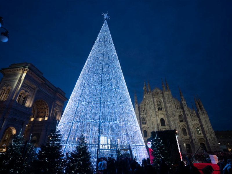 Esselunga accende l’albero di Natale di Milano