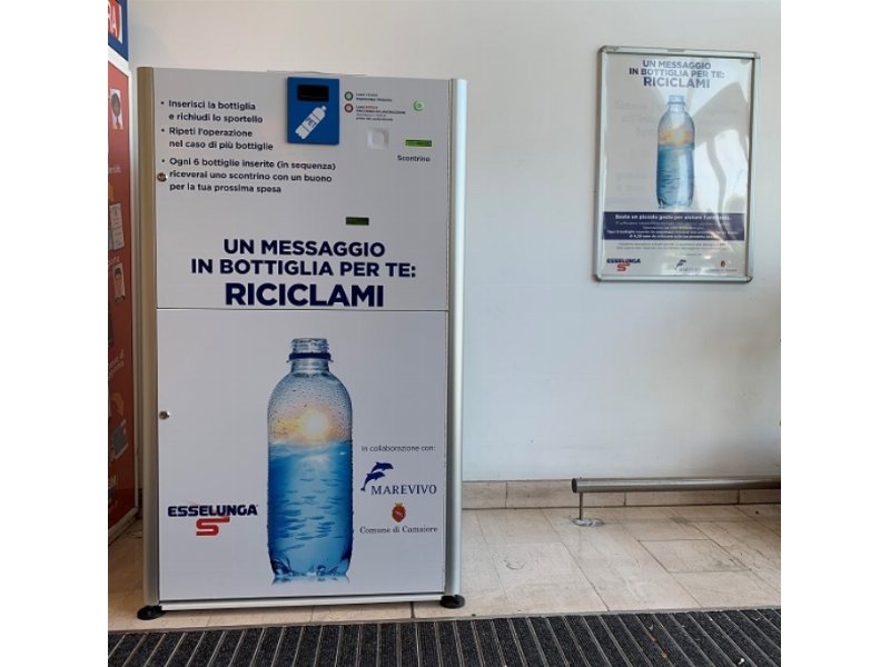 Esselunga installa un eco-compattatore di bottiglie in plastica