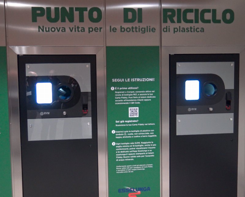 Esselunga: un eco-compattatore di bottiglie di plastica nel superstore di Brescia