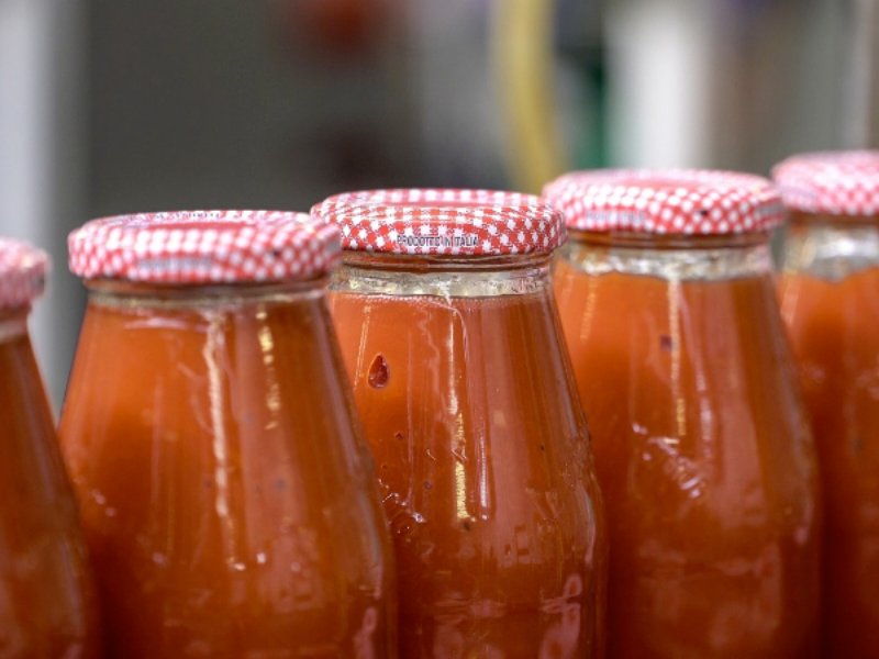 lampomodoro-de-le-conserve-della-nonna-la-passata-di-pomodoro-buona-come-quella-fatta-in-casa