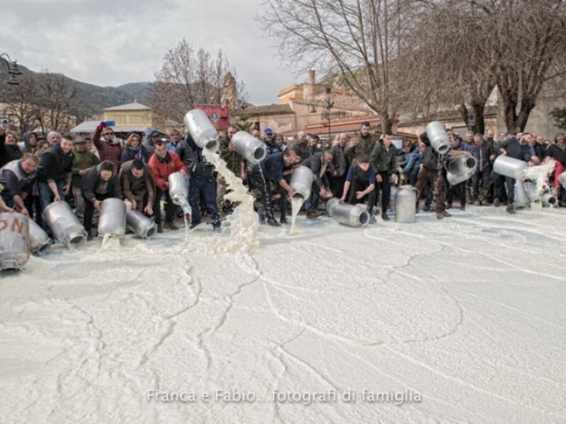 Gruppo VéGé e Isa al fianco dei pastori sardi