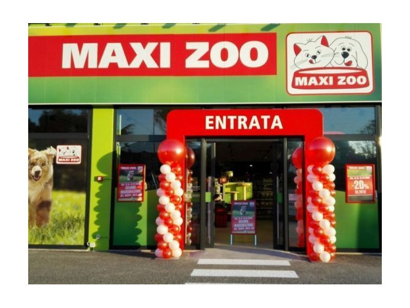 Maxi Zoo dona cibo in favore di animali bisognosi