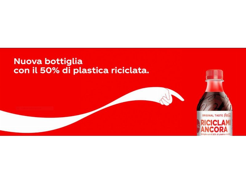 Coca-Cola presenta la bottiglia con il 50% di plastica riciclata