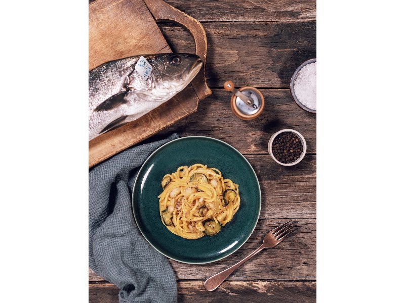 pancetta-o-guanciale-per-il-carbonara-day-arriva-lalternativa-a-base-di-pesce-targata-fish-from-greece-che-number-restaacasa-con-noi-continuando-a-offrirci-tutto-il-gusto-e-la-qualita-dei-suoi-prodotti