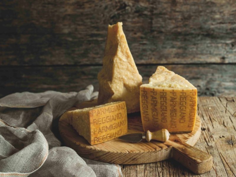 Il Consorzio Parmigiano Reggiano lancia “Premiati e Stellati”