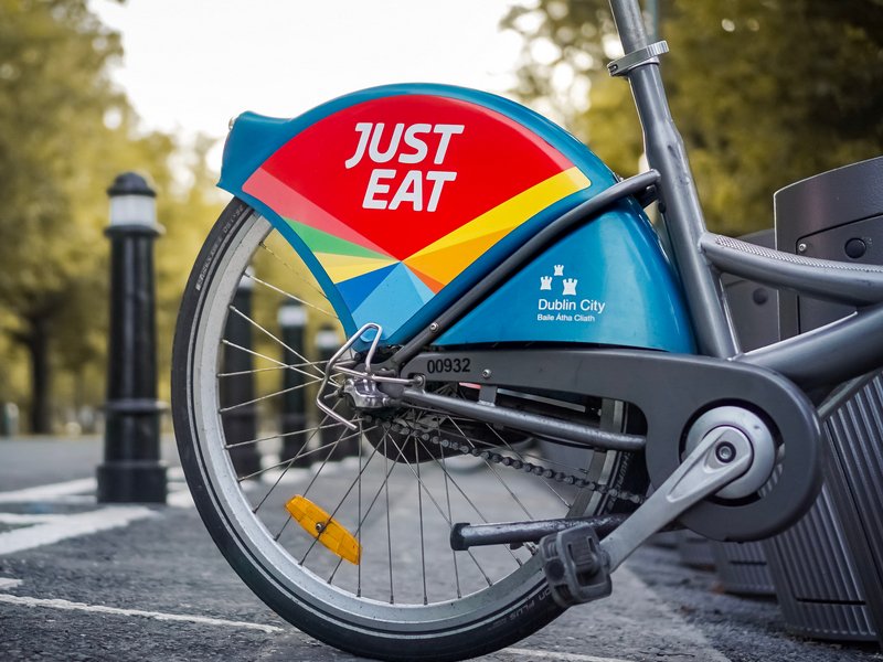 Just Eat assumerà anche i rider italiani con il contratto 'Scoober'