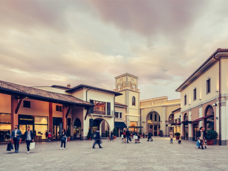 La boutique Furla apre al Franciacorta Outlet Village