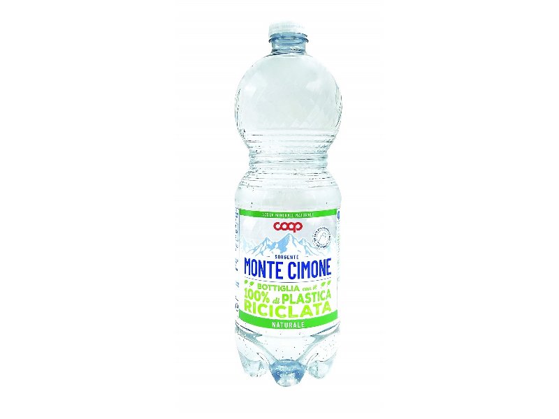 Coop presenta la bottiglia di acqua minerale con il 100% di plastica riciclata