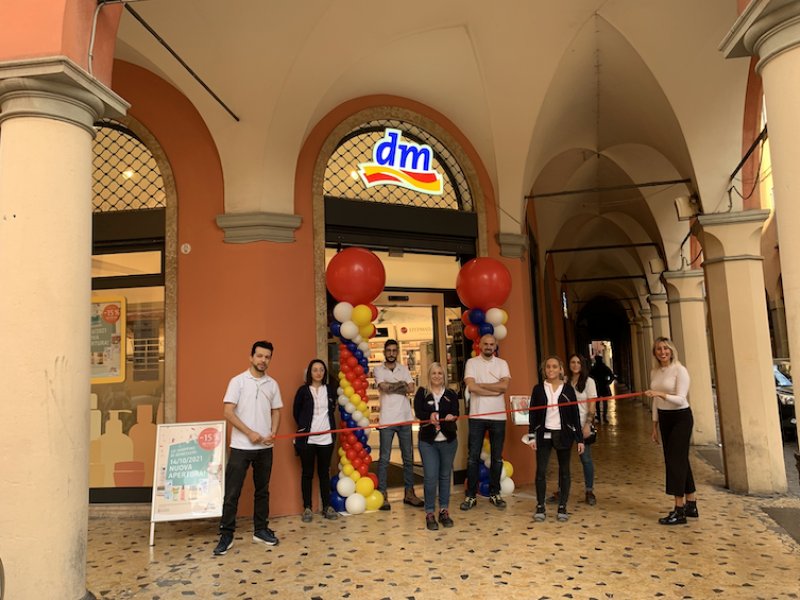 Dm apre il terzo punto vendita nel centro storico di Bologna