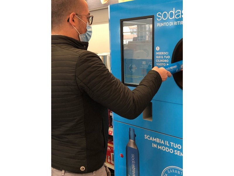 Sodastream e Tomra: sì allo scambio dei cilindri di Co2 presso le vending machine