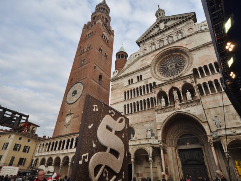 Sperlari si riconferma main sponsor della Festa del Torrone e veste di dolcezza il cuore della città