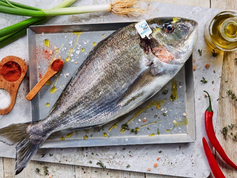 Tutta la freschezza e la qualità del pesce fresco d’acquacoltura greca Fish from Greece per una pausa pranzo sana, gustosa e a prova di rientro