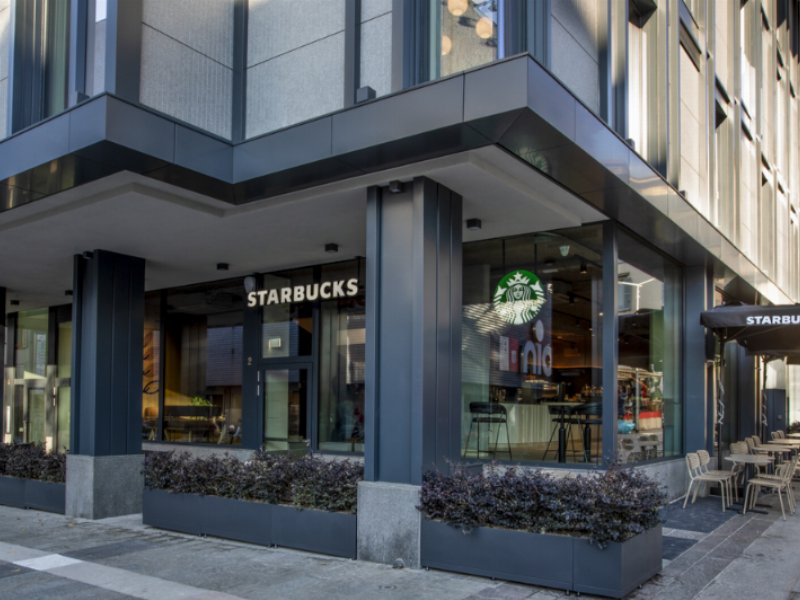 Apre a Bergamo il primo store Starbucks