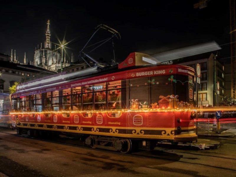 Burger King celebra il Natale a Milano con il suo nuovo tram natalizio