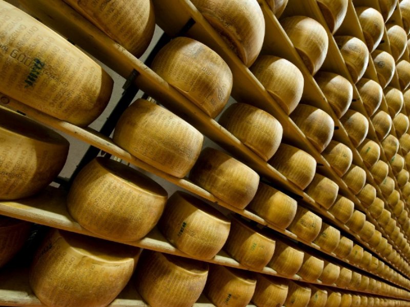 Consorzio Parmigiano Reggiano: +2,4% le vendite e +1,6% le esportazioni nel primo semestre 2022