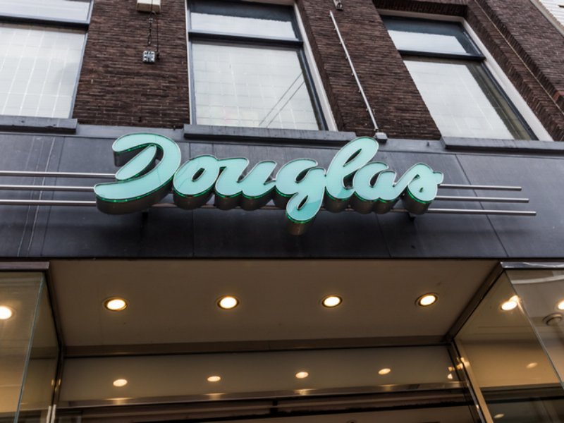 Douglas recupera in grande e si compra una farmacia online