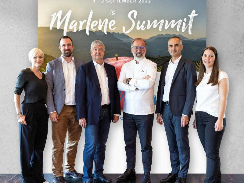 lo-chef-stellato-niederkofler-insieme-a-marlene-promuove-larte-di-gustare-la-mela