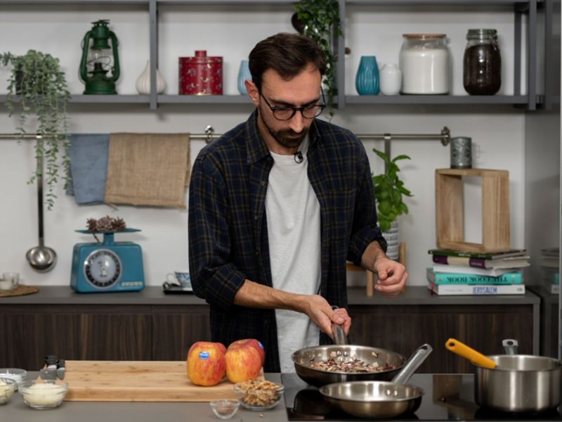 Marlene insieme a Chef in camicia per celebrare le 4 stagioni in cucina