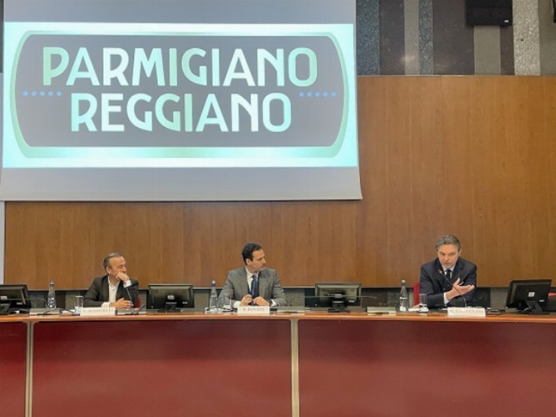 Parmigiano Reggiano: giro d’affari al consumo e produzione ai massimi storici