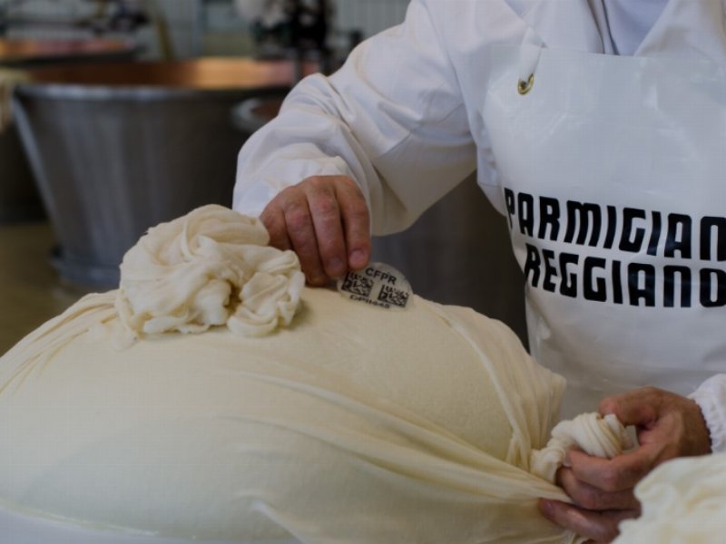 Parmigiano Reggiano più tracciabile e sicuro