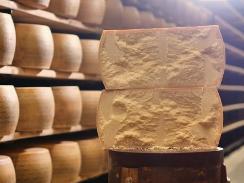 Parmigiano reggiano, prezzi al top ma produzione in frenata. 34 milioni per la promozione