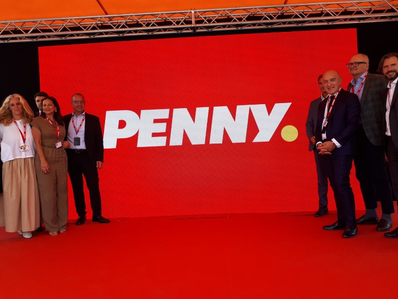 Penny cambia logo e rilancia su gastronomia e macelleria servita. Acquisizioni in vista