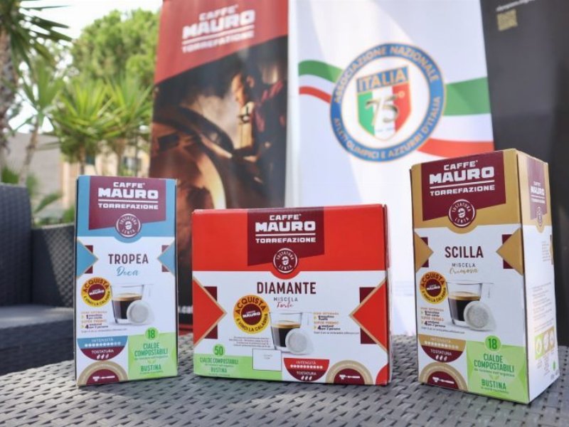  Caffè Mauro sponsor della traversata dello Stretto di Messina per celebrare i 75 anni di Anaoai