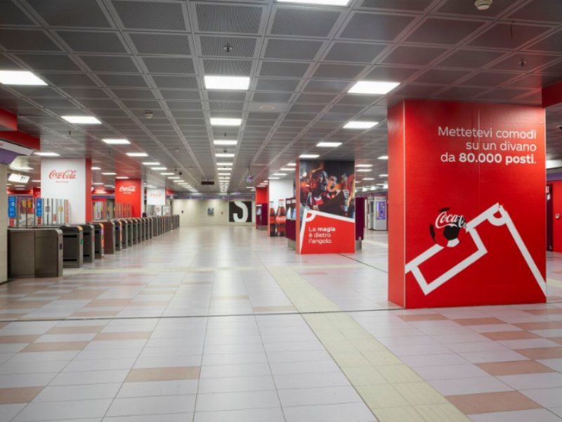 Coca-Cola è il nuovo sponsor della fermata “San Siro Stadio” della Linea 5 della metropolitana