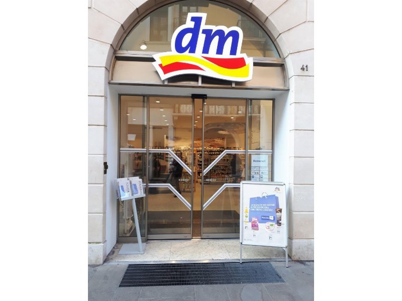 Dm apre a Forlì il primo store