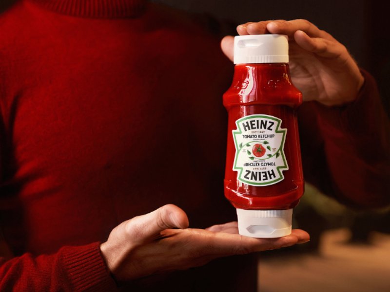 Heinz lancia una bottiglietta con un doppio tappo per assaporare il ketchup da ogni lato