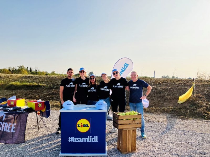 Lidl al fianco dei volontari per ripulire l'Adige dai rifiuti