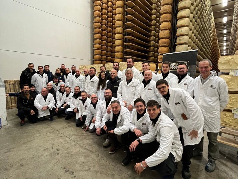 Parmigiano Reggiano: 25 battitori  “accordano” i loro strumenti a garanzia dell’eccellenza della Dop