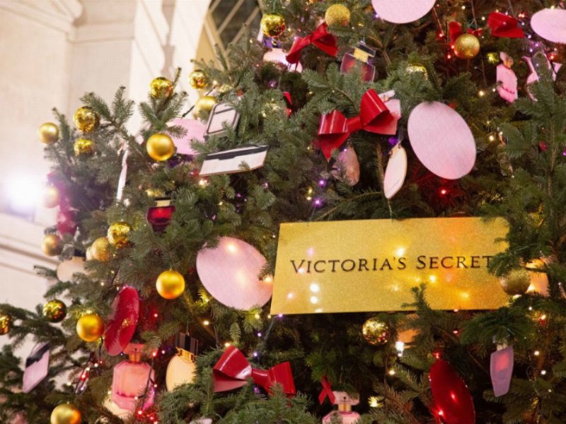 Victoria’s Secret e Percassi accendono l’Albero di Natale a Milano