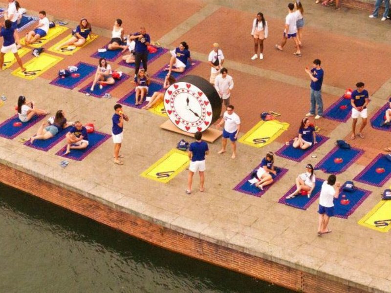 Flash mob trasforma la Darsena di Milano nella Esselunga Love beach