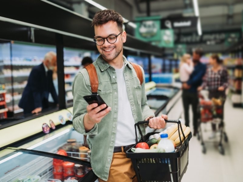 Primo contratto di lavoro per gli shopper che fanno la spesa per altri