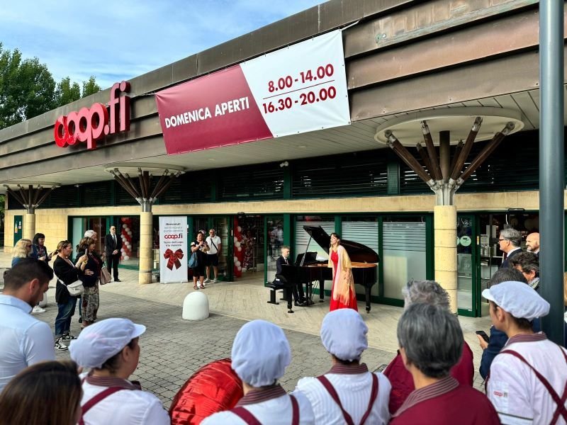 Taglio del nastro per il rinnovato Coop.fi di Torre del Lago (Lu)