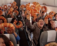 Lidl trasforma il suo iconico cornetto in un oggetto must-have e lancia il NeckCroissant