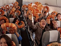 Lidl trasforma il suo iconico cornetto in un oggetto must-have e lancia il NeckCroissant