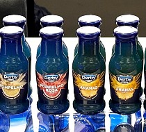 Conserve Italia lancia la linea Frutta Frizzante con Verralia nella bottiglia vetro blu cobalto