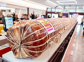 Pewex e Fiorucci presentano una mortadella da record: 9 m di lunghezza e 1.894 kg di peso