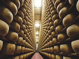 Parmigiano Reggiano: la produzione corre troppo (+5,2%). Giro di vite del Consorzio
