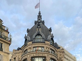 Shein apre il primo negozio mondiale a Parigi. Ma la battaglia non è finita...