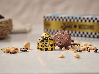 Dalla collaborazione Baci Perugina e Moschino nasce la limited edition Biscuit Sublime