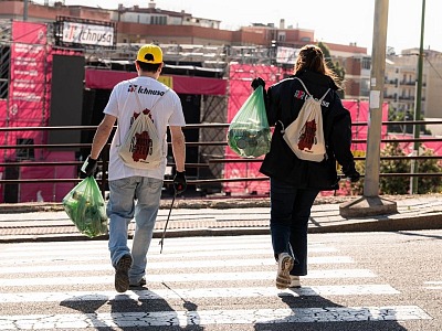 Ichnusa si affida all’arte sarda contro l’abbandono del vetro