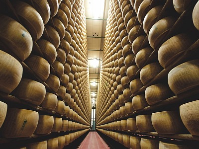 Parmigiano Reggiano: la produzione corre troppo (+5,2%). Giro di vite del Consorzio