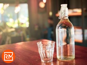 Il 54% dell'acqua imbottigliata e servita al ristorante non è sicura