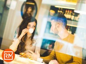 Un caffè al bar, il primo appuntamento per il 55% degli italiani